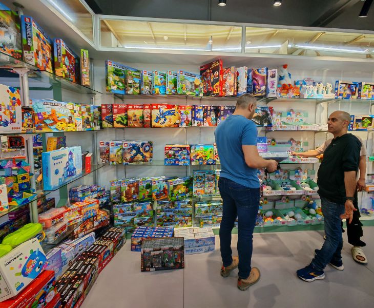 TonySourcing acting as a showroom-linked trading company helping clients select products in Shantou.